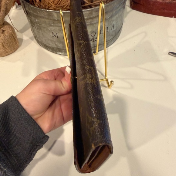 Louis Vuitton Classic Monogram Wallet. - Picture 11 of 13